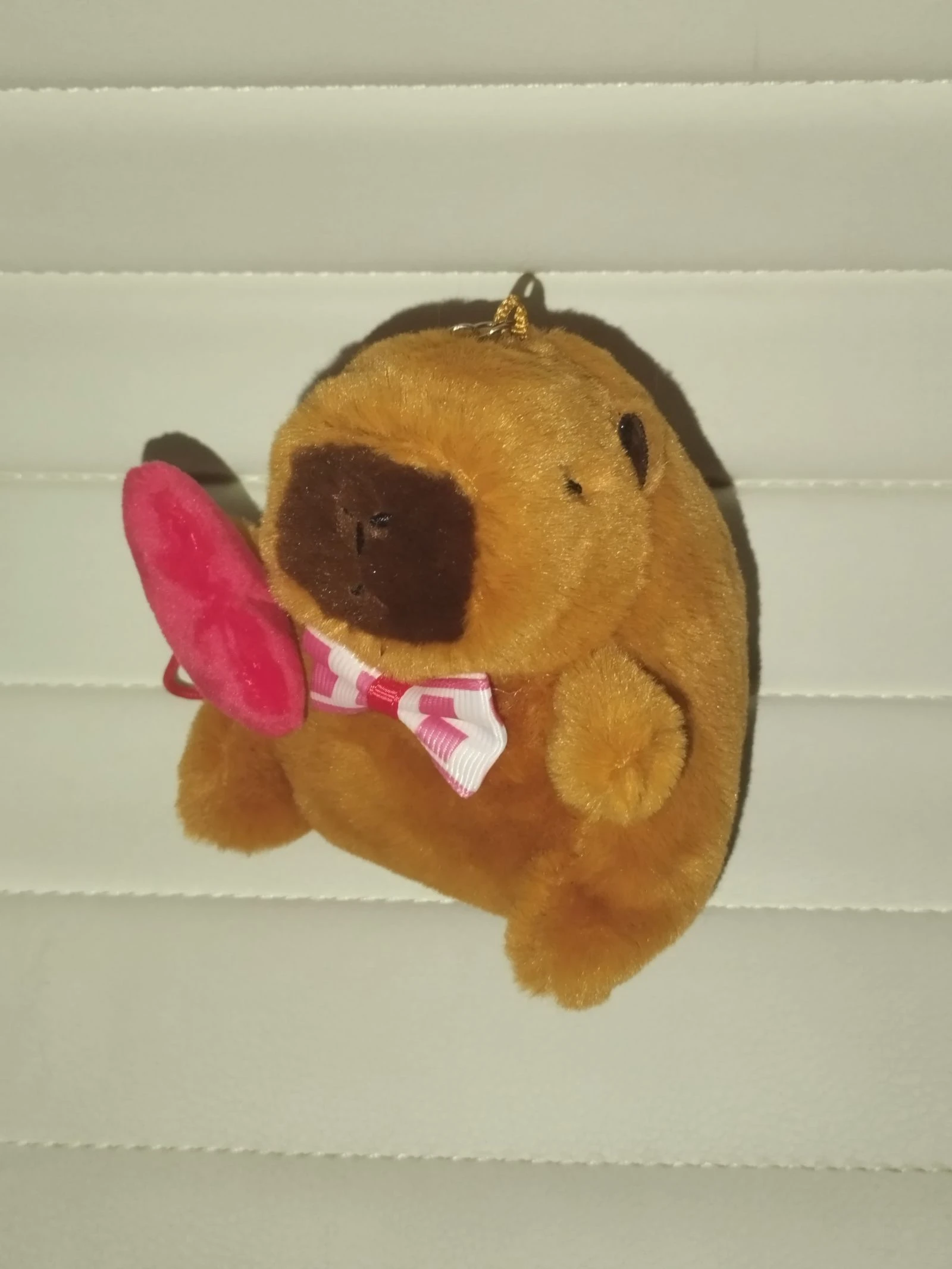 Pequeño peluche llavero de capibara - Con pajarita y corazón